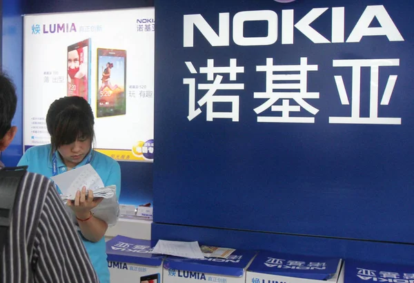 Een Chinese Medewerker Werkt Stand Van Mobiele Telefoons Van Nokia — Stockfoto