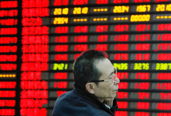 Kínai Befektető Nézi Árak Részvények Piros Árak Emelkedése Zöld Alá — Stock Fotó