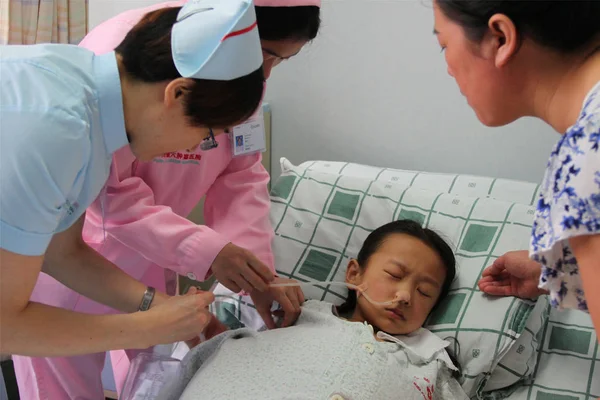 Pielęgniarki Zbadać Letnia Dziewczyna Han Bingbing Centrum Który Cierpiał Gigantycznego — Zdjęcie stockowe