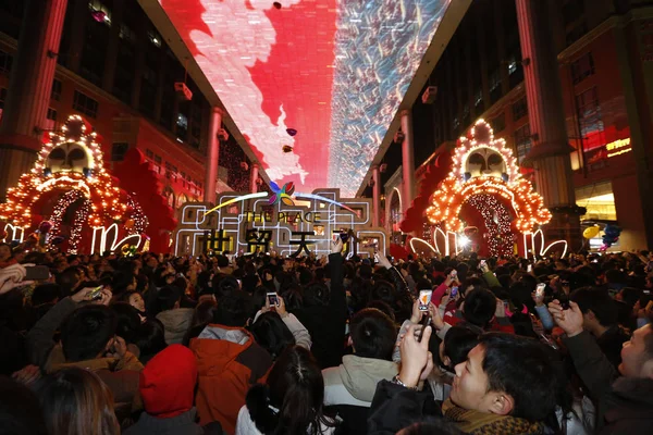 Ihmiset Juhlivat Pekingissä Uutta Vuotta Ennen Keskiyötä Pekingissä Kiinassa Joulukuuta — kuvapankkivalokuva