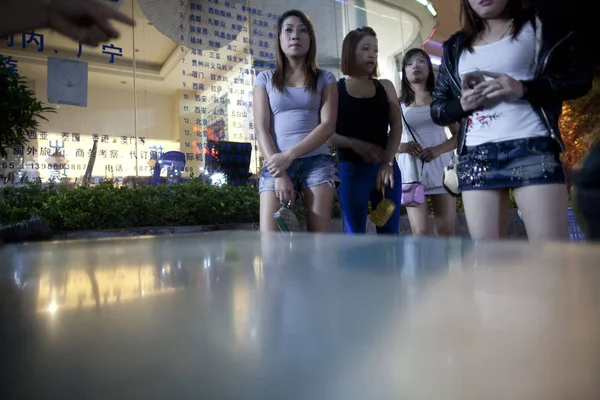 Mulheres Vietnamitas Esperam Por Clientes Chineses Uma Estrada Condado Autônomo — Fotografia de Stock