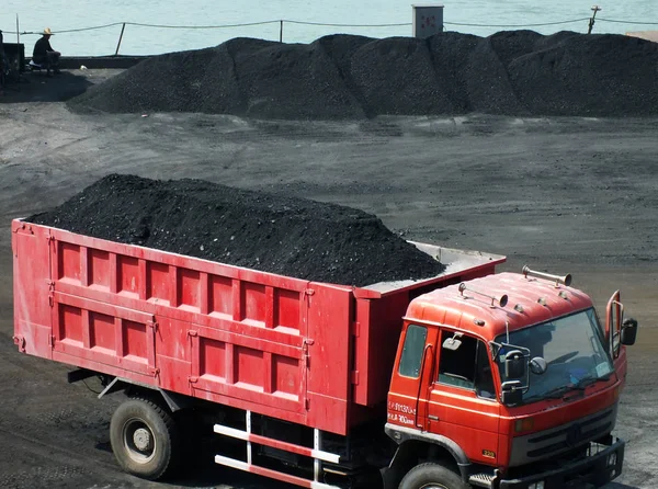 Ein Lkw Transportiert Kohle Auf Einem Kai Hafen Von Yichang — Stockfoto