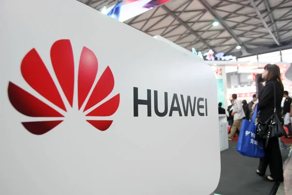 Pessoas Visitam Estande Huawei Durante Uma Exposição Xangai China Janeiro — Fotografia de Stock