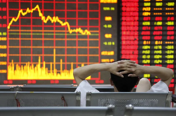 中国の投資家は 株式の価格を見ます 価格上昇のための赤と価格下落のためのグリーン と東中国安徽州 Huaibei 市の株式仲買家で上海コンポジットインデックス 月2014 — ストック写真