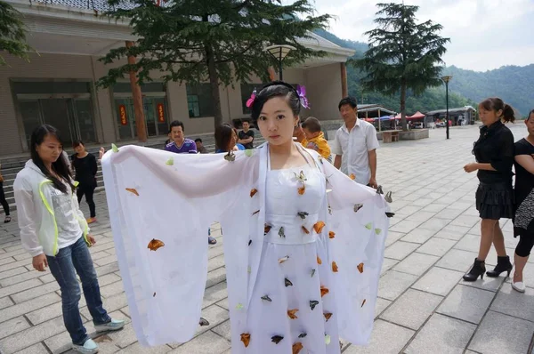 Una Modelo Muestra Mariposas Vivas Sujetadas Vestido Durante Evento Promocional — Foto de Stock
