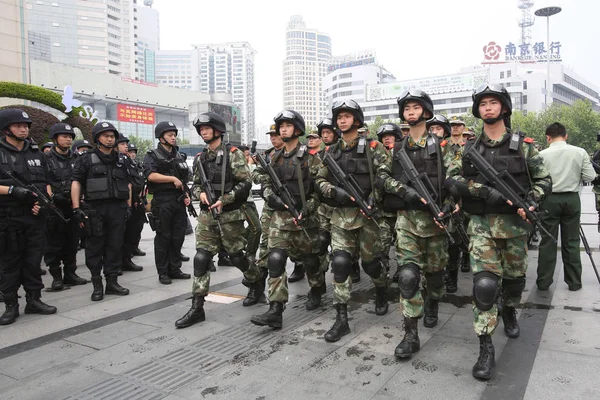 Σανγκάη Κίνα Μαΐου 2014 Αξιωματικοί Της Αστυνομίας Οπλισμένοι Όπλα Περιπολούν — Φωτογραφία Αρχείου