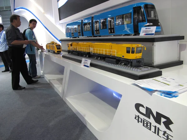Besökare Tittar Modell Tåg Monter Cnr China Northern Locomotive Och — Stockfoto