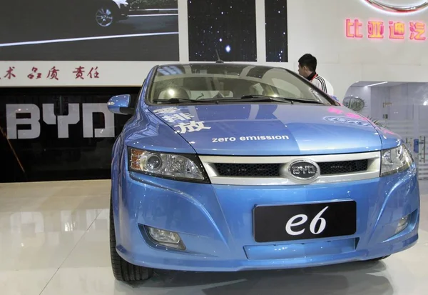 Visitante Mira Byd Durante Una Exposición Automóviles Nanjing Este Provincia —  Fotos de Stock