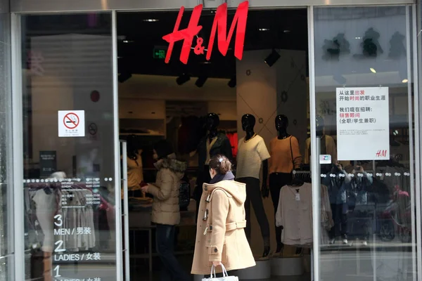 2014年3月5日 一位行人走过中国上海H M的一家时装店 — 图库照片