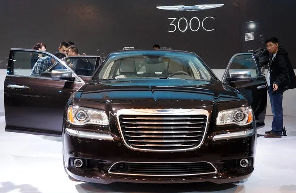 Pengunjung Melihat Mobil Chrysler 300C Selama Pameran Otomotif Internasional Beijing — Stok Foto