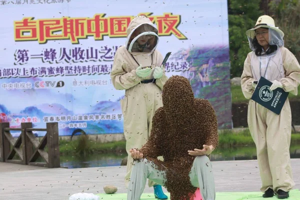 Offiziere Der Weltrekordorganisation Zeit Chinesische Imker Ruan Liangming Mitte Der — Stockfoto