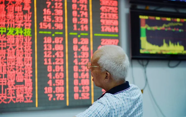 2014年6月10日 中国东部浙江省杭州一家股票经纪公司的股价 因价格上涨而呈红色 — 图库照片