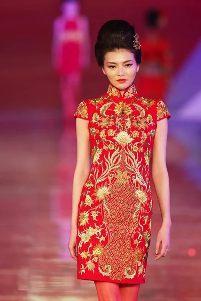 Model Displays Traditional Chinese Bridal Wedding Dress Rose Studio Haute — Stock Photo, Image