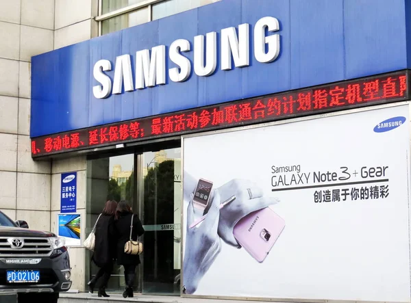 Kunden Gehen Einer Werbung Für Samsung Galaxy Note3 Smartphones Vorbei — Stockfoto