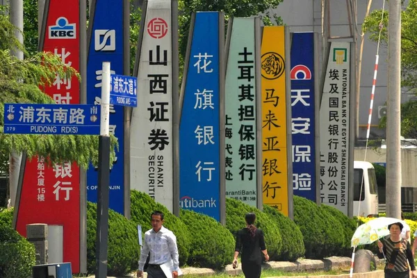 2013年5月12日 中国上海浦东陆家嘴金融区 行人走过中外金融公司的招牌 — 图库照片