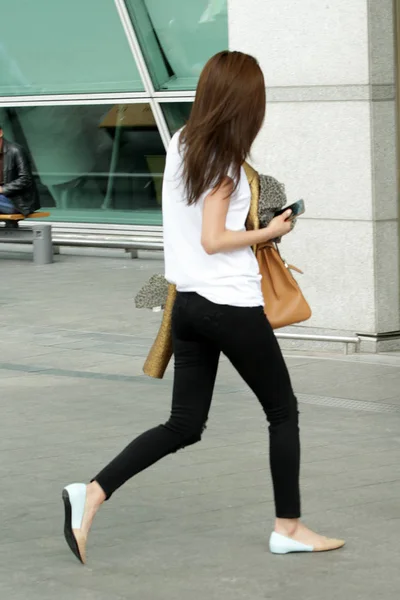 韩国女星吉安娜 俊智贤抵达仁川国际机场 然后飞往中国北京 参加三星智能手机的促销活动 2014年4月18日 韩国首尔 — 图库照片