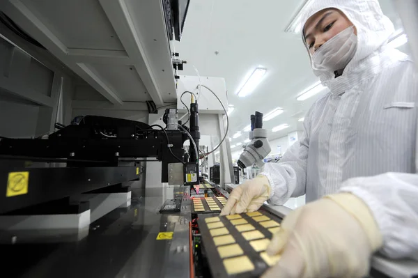 Trabajador Chino Examina Chips Productos Fotovoltaicos Planta Suncore Photovoltaic Technology — Foto de Stock