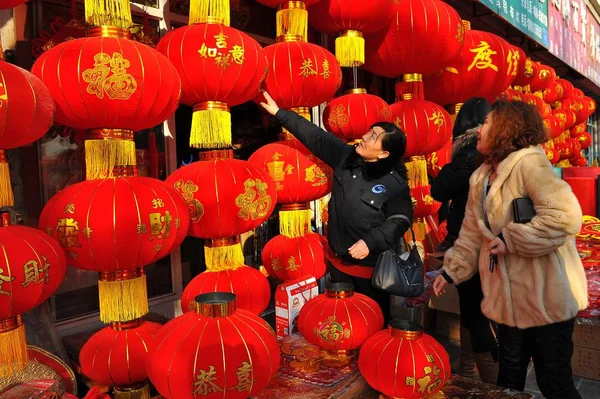 Chinesische Kunden Kaufen Rote Laternen Für Das Bevorstehende Chinesische Mondneujahr — Stockfoto