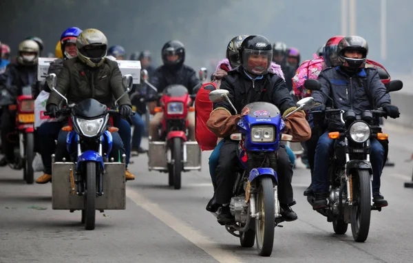 Trabajadores Migrantes Chinos Viajan Motocicletas Por Una Carretera Para Regresar — Foto de Stock