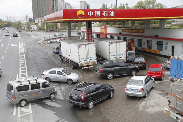 2014年5月12日 中国石油天然气集团公司 中石油 母公司中石油在吉林省吉林市加油站排队加油 — 图库照片