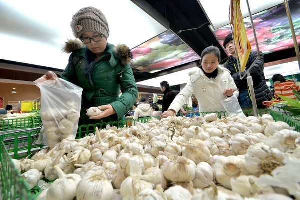 Los Clientes Compran Ajos Supermercado Ciudad Handan Provincia Chinas Hebei — Foto de Stock