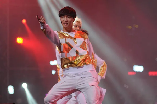 韓国中国人アイドル グループ Exo 2014 日に香港の俳優ジャッキー チェン 北京での 歳の誕生日を祝うために星のコンサート中に実行します — ストック写真