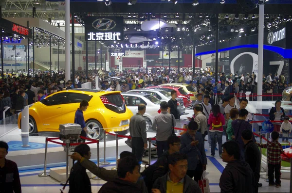 Visitors Crowd Stand Hyundai 13Th Beijing International Automotive Exhibition Also — Stock Photo, Image