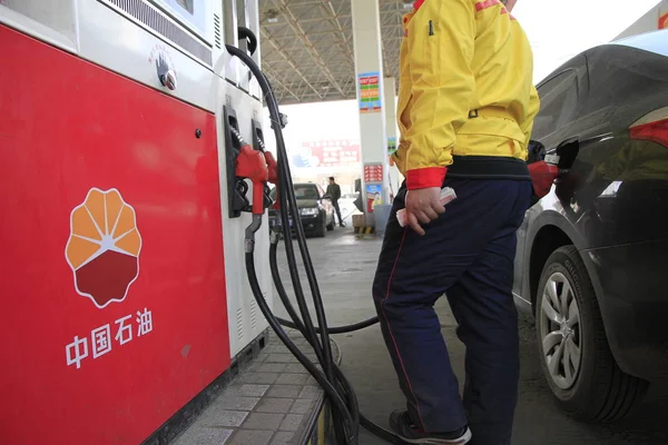 Funcionário Abastece Carro Posto Gasolina Cnpc China National Petroleum Corporation — Fotografia de Stock