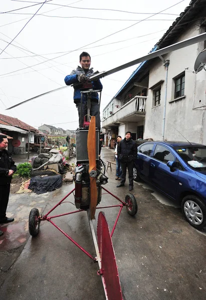 Trabalhador Migrante Chinês Luo Jinshan Ajusta Lâminas Seu Helicóptero Caseiro — Fotografia de Stock