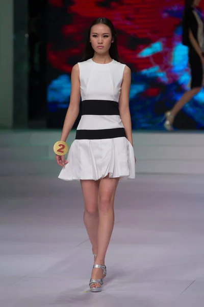 モデルは 中国ファッション週秋 2014 中国の北京で 2014 日の間に 中国スーパー モデル コンテストの決勝で新しい創造を表示します — ストック写真