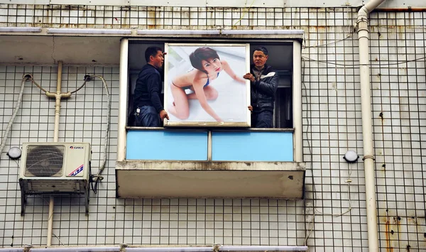 Chinese Workers Remove Window Poster Sexy Young Woman Bathing Sauna — Stock Photo, Image