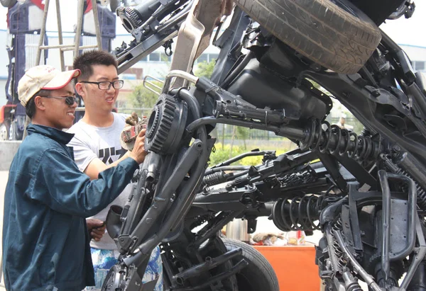 Designer Yang Jobb Társa Nie Jundong Hogy Egy Robot Automatikus — Stock Fotó