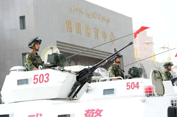 Policiais Paramilitares Chineses Armados Reúnem Frente Hotan Sports Center Durante — Fotografia de Stock