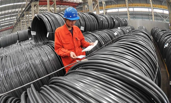 Een Chinese Werknemer Onderzoekt Spiraalvormige Stalen Staven Bij Een Fabriek — Stockfoto