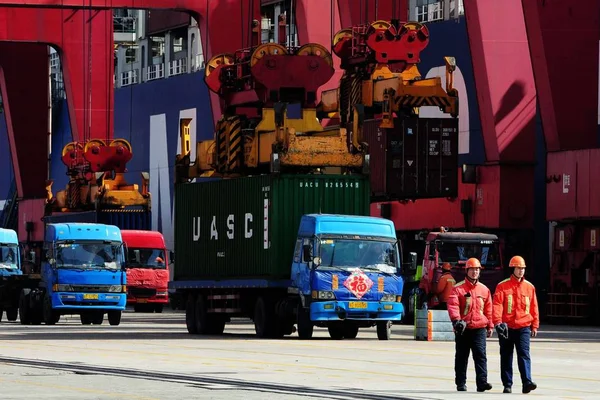 Trabajadores Chinos Pasan Por Delante Camiones Portacontenedores Que Cargan Muelle — Foto de Stock