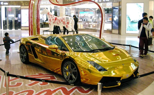 Compradores Olham Para Carro Esporte Lamborghini Conversível Dourado Exposição Shopping — Fotografia de Stock