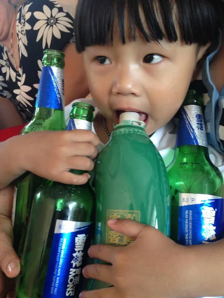 Летний Малыш Чэн Чэн Грызет Бутылку Байцзю Дистиллированного Ликера Держа — стоковое фото