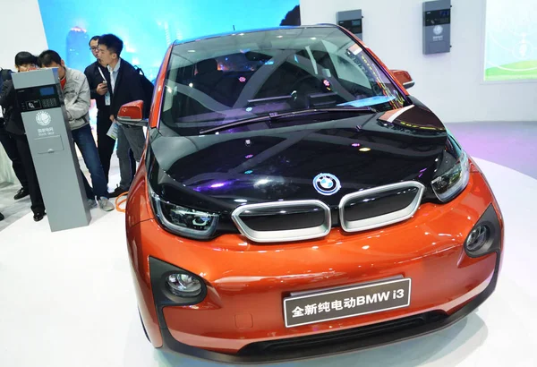 Επισκέπτες Δείχνουν Ένα Ηλεκτρικό Όχημα Bmw Κατά Διάρκεια Μιας Έκθεσης — Φωτογραφία Αρχείου