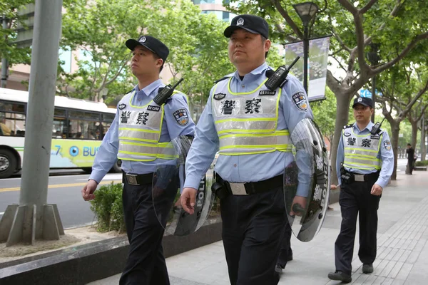 Shanghai China Mayo 2014 Policías Chinos Armados Con Escudos Patrullan — Foto de Stock