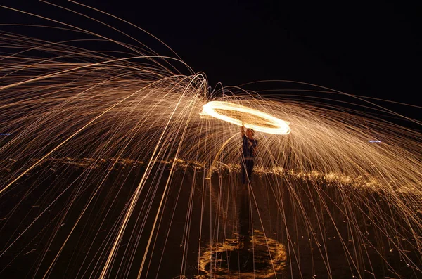 Neste Quadro Longa Exposição Turista Gira Fogos Artifício Para Espirrar — Fotografia de Stock