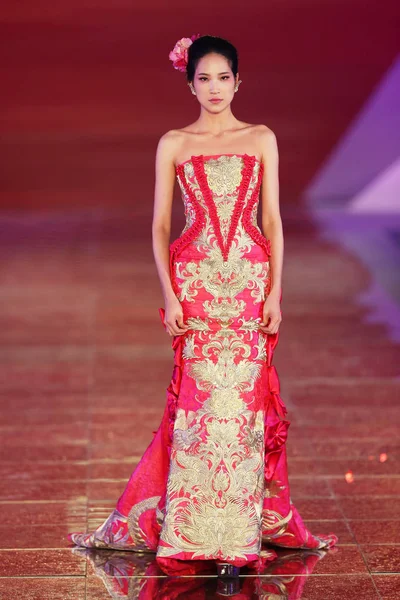 Model Displays Traditional Chinese Bridal Wedding Dress Rose Studio Haute — Stock Photo, Image