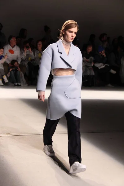 Una Modelo Muestra Una Nueva Creación Desfile Moda Jacquemus Otoño —  Fotos de Stock