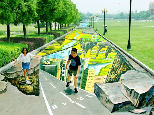 Les Étudiants Posent Sur Les Grandes Les Longues Peintures Monde — Photo