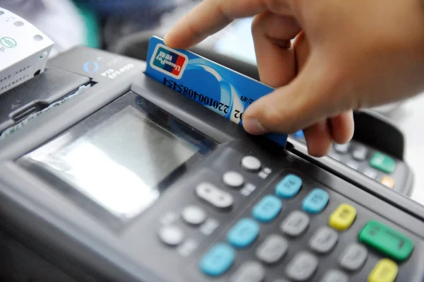 Cashier Swipes Credit Card Supported China Unionpay Payment Shop Qionghai — Stock Photo, Image