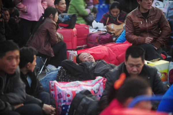 Les Passagers Attendent Gare Guangzhou Alors Ils Rentrent Chez Eux — Photo
