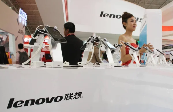 Modell Står Framför Lenovo Smartphones Utställning Peking Kina September 2012 — Stockfoto