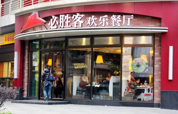 Cliente Entra Restaurante Pizza Hut Yum Brands Shanghai China Enero —  Fotos de Stock