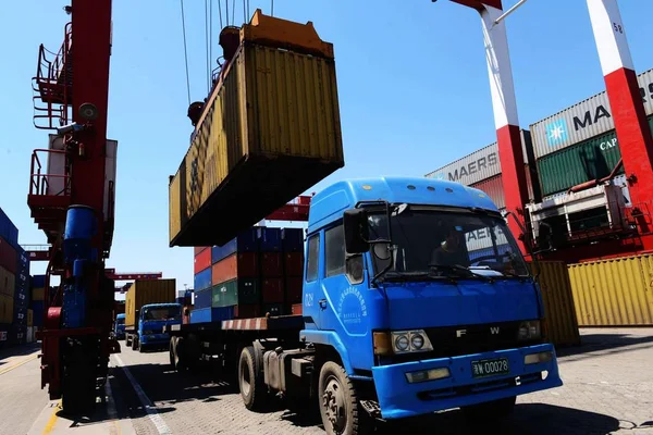 Container Stato Sollevato Camion Teminal Container Presso Porto Qingdao Nella — Foto Stock