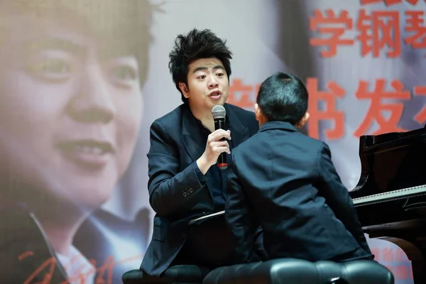 Der Chinesische Pianist Lang Lang Lang Links Unterrichtet Einen Kleinen — Stockfoto