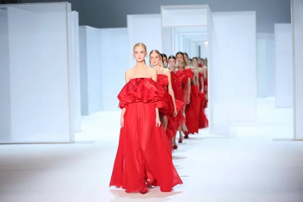 Modellen Weer Nieuwe Creaties Lan Fashion Show Tijdens Paris Haute — Stockfoto